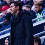 Un jeune joueur de football en action sur le terrain.