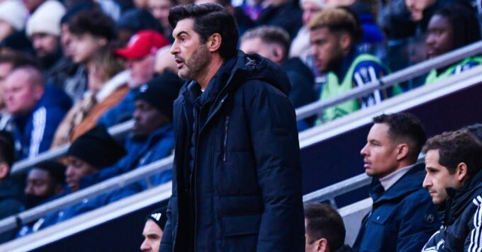 Un jeune joueur de football en action sur le terrain.