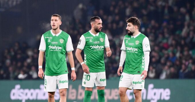 Les joueurs de l'ASSE en train de jouer un match de Ligue 2.