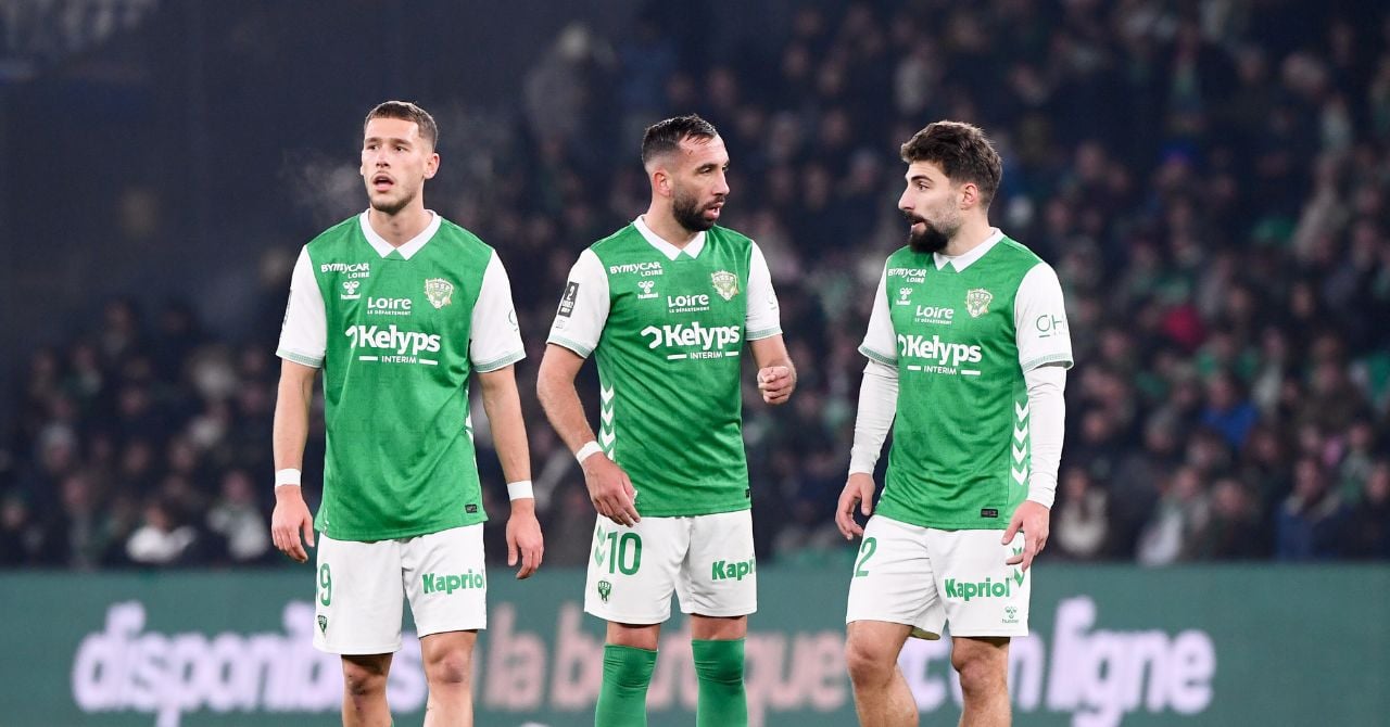 Les joueurs de l'ASSE en train de jouer un match de Ligue 2.