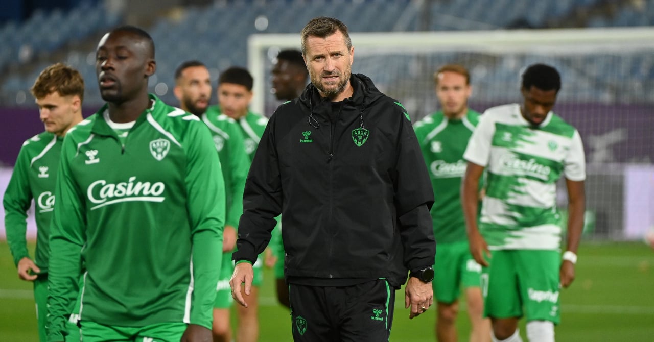 Les joueurs de l'ASSE en action sur le terrain.