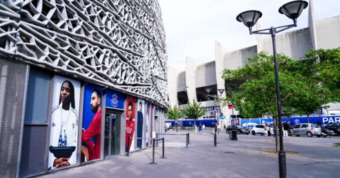 Un joueur de football en train de marquer un but.