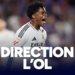 Un jeune attaquant brésilien en train de jouer au football.