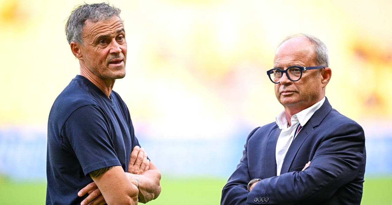 Joueur de football en action, avec le logo du Paris Saint-Germain en arrière-plan.
