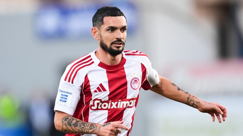 Joueur de football en action sur le terrain