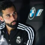 L'entraîneur Álvaro Arbeloa soutenant son ancien coéquipier Xabi Alonso.