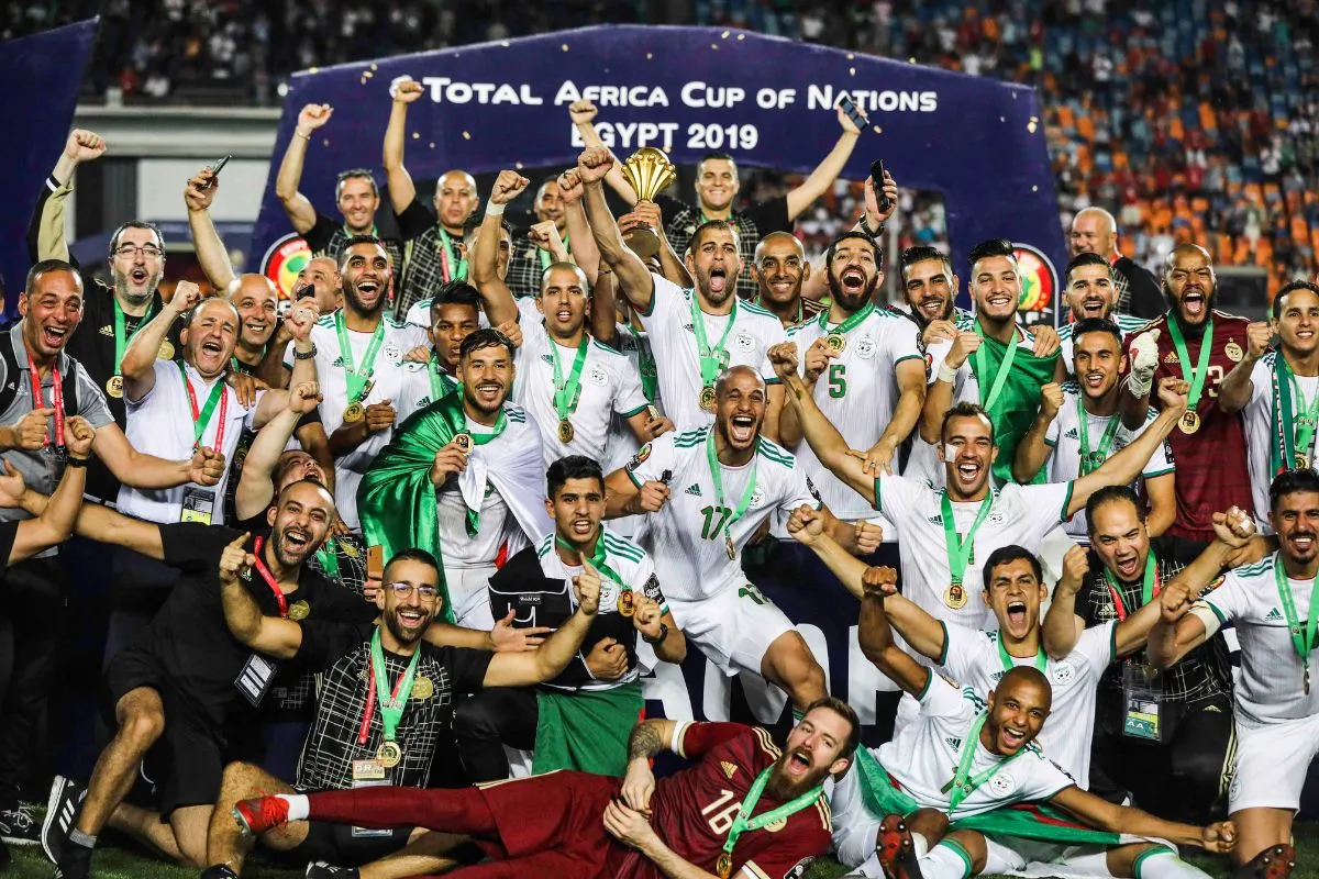 Joueurs algériens en action sur le terrain.