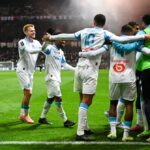 Un joueur en train de jouer au football, avec un visage préoccupé.