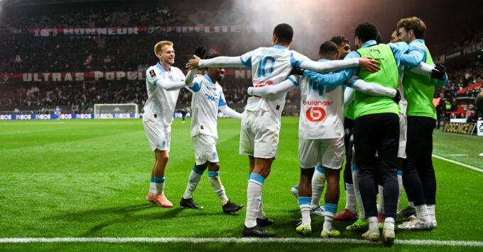 Un joueur en train de jouer au football, avec un visage préoccupé.
