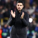 Un jeune défenseur en action sur le terrain.