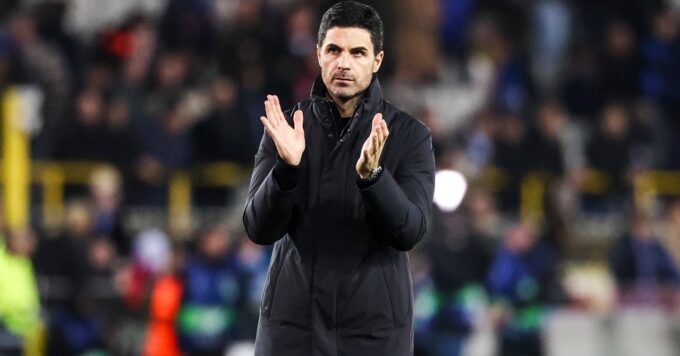 Un jeune défenseur en action sur le terrain.