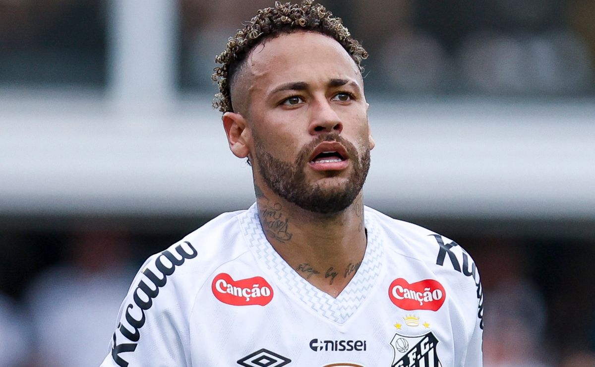 Neymar Junior of Santos looks on during the Brasileirao 2025.