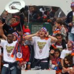 Olivier Giroud avec le trophée de champion de France en 2012.