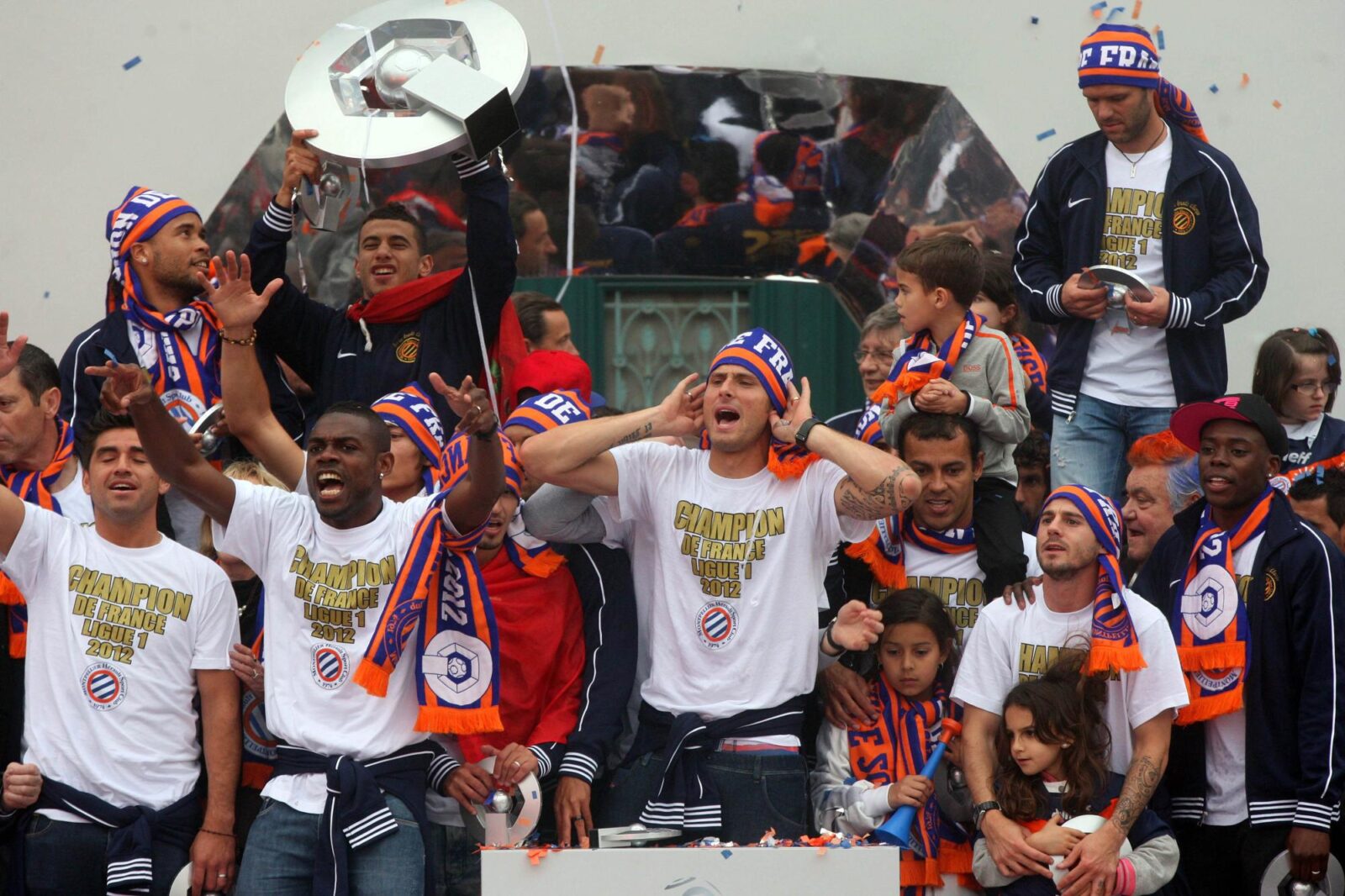 Olivier Giroud avec le trophée de champion de France en 2012.