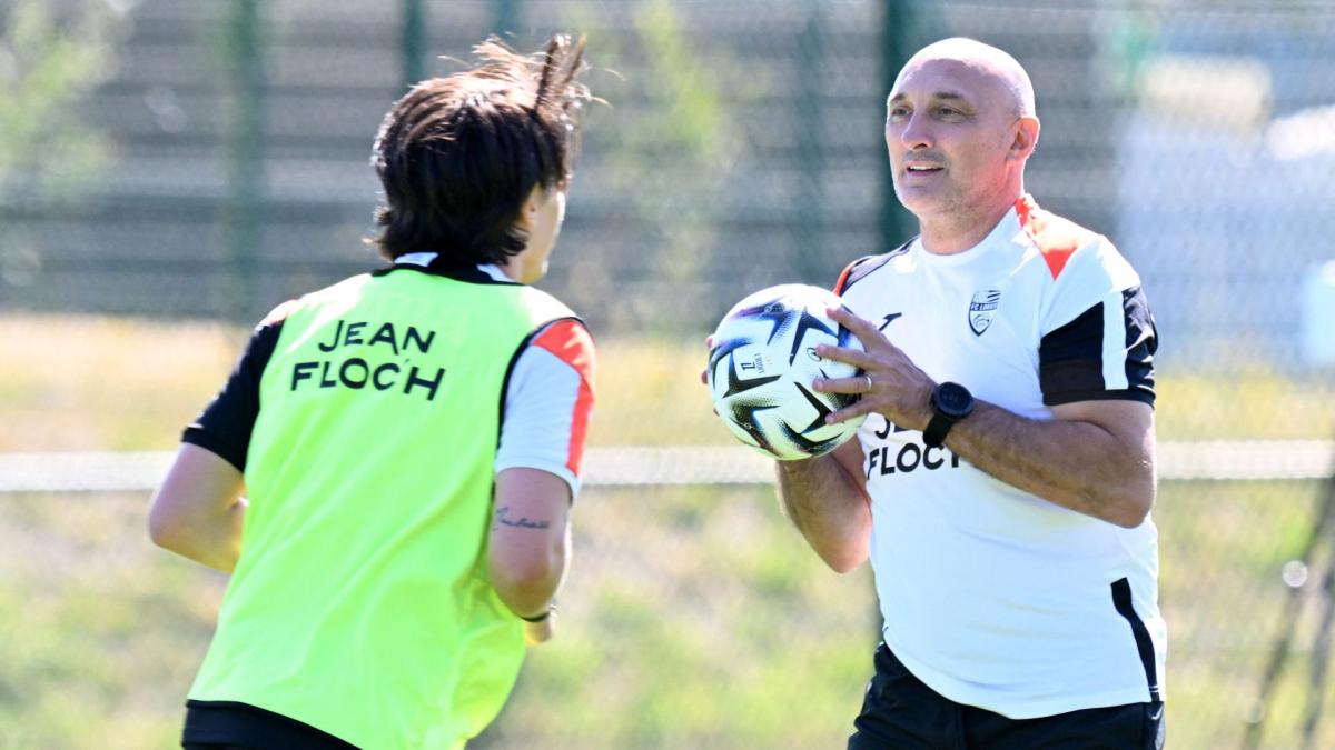 Olivier Pantaloni sur le banc de touche de Lorient.