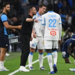 L'entraîneur Roberto De Zerbi et le défenseur central Leonardo Balerdi en discussion sur le terrain.