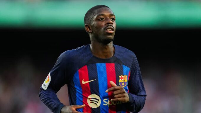 Ousmane Dembélé en action sur la pelouse.