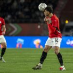 Un joueur de football en action sur le terrain