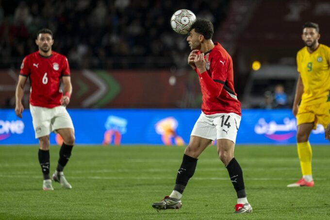 Un joueur de football en action sur le terrain