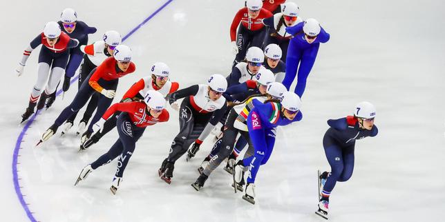 Patineurs français en action sur la glace.