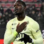 L'entraîneur Sébastien Pocognoli et Paul Pogba sur le terrain.