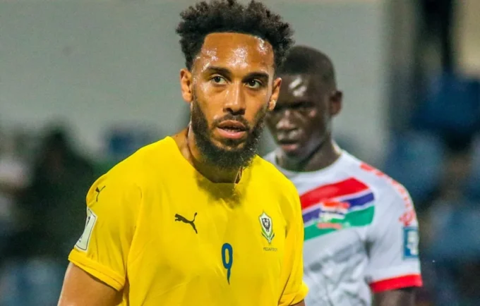 Pierre-Emerick Aubameyang blessé à la cuisse gauche.