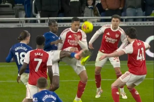 Alt text for the image: Everton player Thierno Barry in action during the match against Arsenal.
