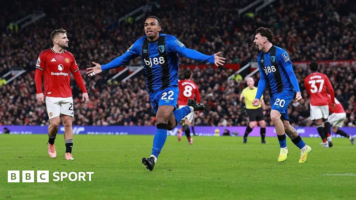 Alt text for the image: Premier League football match between Manchester United and Bournemouth.
