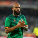 Un joueur de football en train de marquer un but.