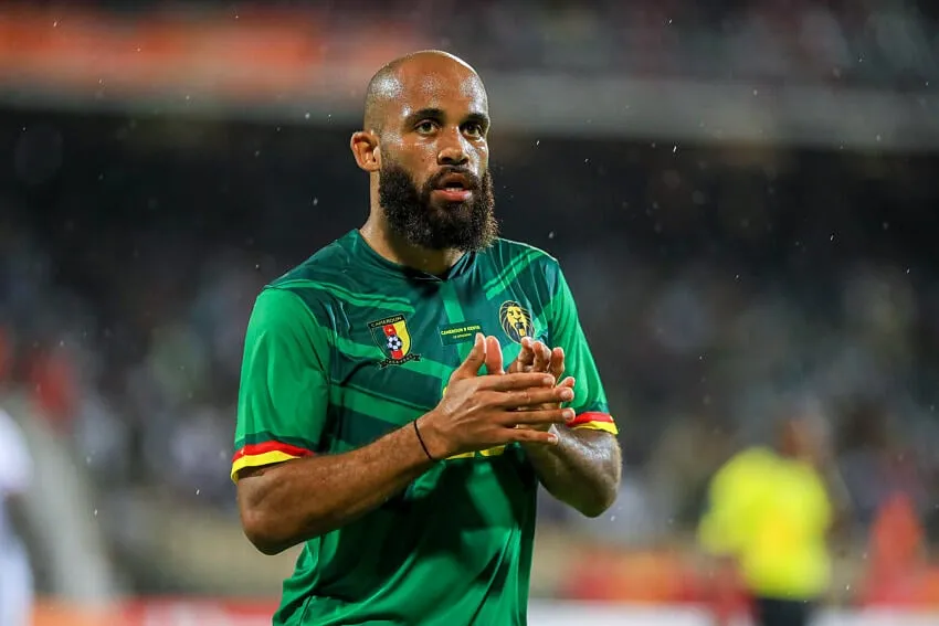 Un joueur de football en train de marquer un but.