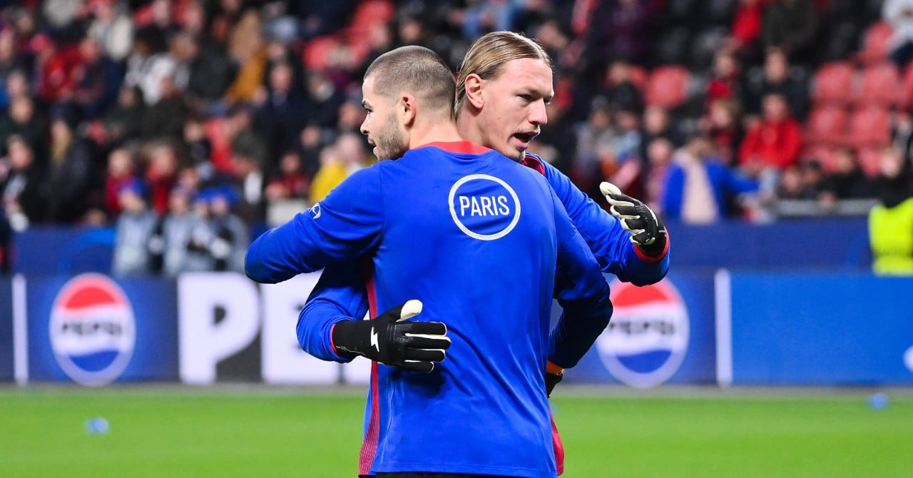 Le gardien Lucas Chevalier en action pour le Paris Saint-Germain.
