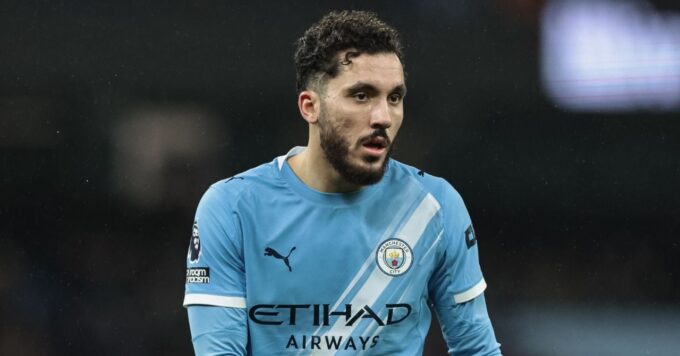 Rayan Cherki en action avec Manchester City.