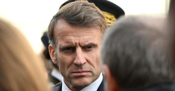 Le président Emmanuel Macron en déplacement à Marseille en décembre 2025, souriant et saluant la foule.