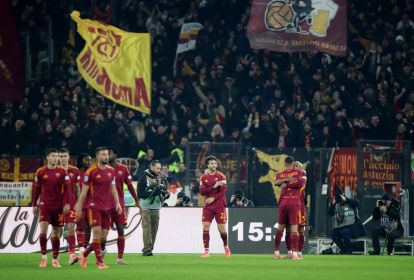Alt text for the image - Roma players celebrating after scoring a goal.
