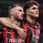 Santiago Giménez celebrating a goal with Davide Bartesaghi.