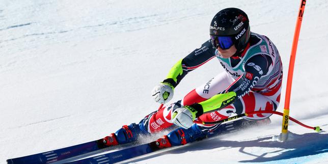La skieuse française Romane Miradoli en action lors du super-G de Saint-Moritz.