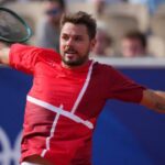 Tennisman suisse Stan Wawrinka en action sur le court.