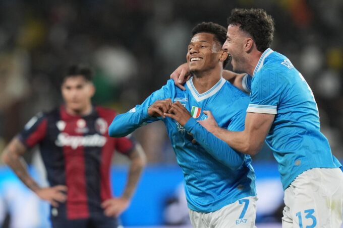 L'équipe du Napoli célèbre sa victoire.