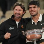 L'entraîneur Juan Carlos Ferrero et le joueur Carlos Alcaraz en action sur le court de tennis.