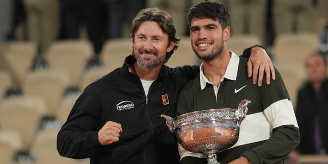 L'entraîneur Juan Carlos Ferrero et le joueur Carlos Alcaraz en action sur le court de tennis.