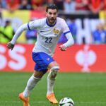 Théo Hernandez et Randal Kolo Muani en action sur le terrain.