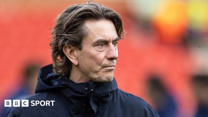 Tottenham manager Thomas Frank in the dugout.