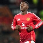 Un joueur de football en train de jouer