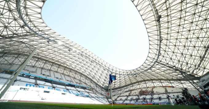 Un jeune joueur de football en action sur le terrain.