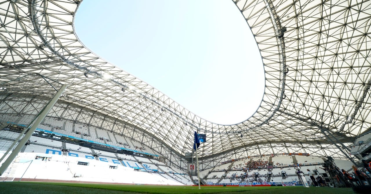 Un jeune joueur de football en action sur le terrain.