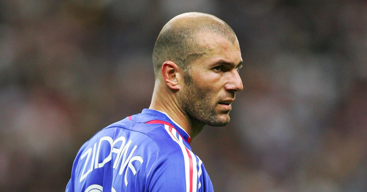 Un joueur de football en train de discuter avec un autre joueur.