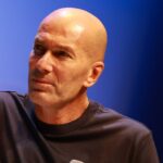 Zinedine Zidane en train de jouer au padel.