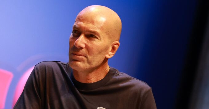 Zinedine Zidane en train de jouer au padel.