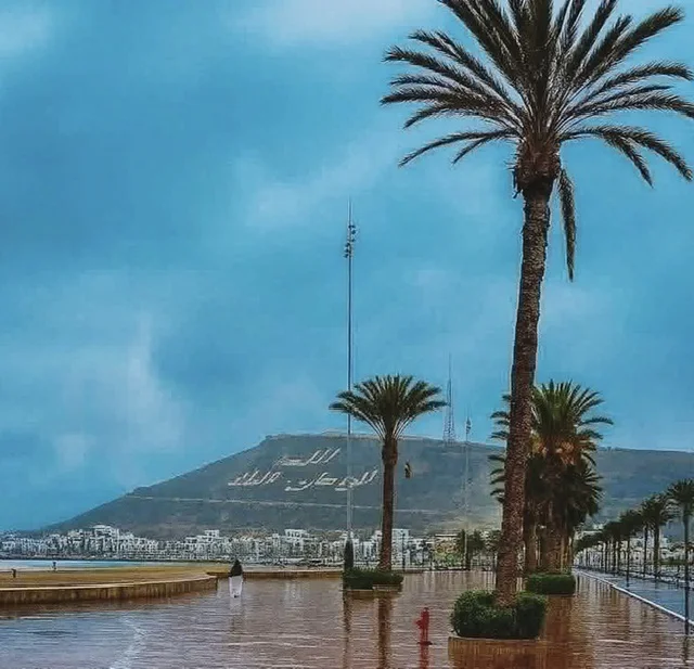 Carte météo affichant des zones de fortes précipitations et de vents violents sur la région de Souss-Massa, Maroc.