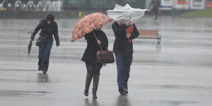 Carte météorologique du Maroc affichant des zones d'alerte rouge et orange pour pluies, neige et vent fort.